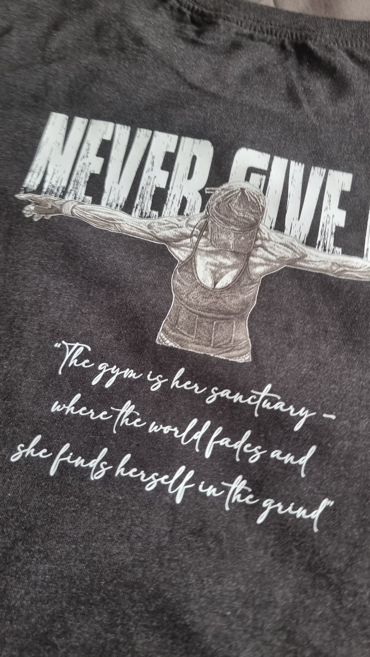 SOPRO CROP T-SHIRT ONYX Never Give Up