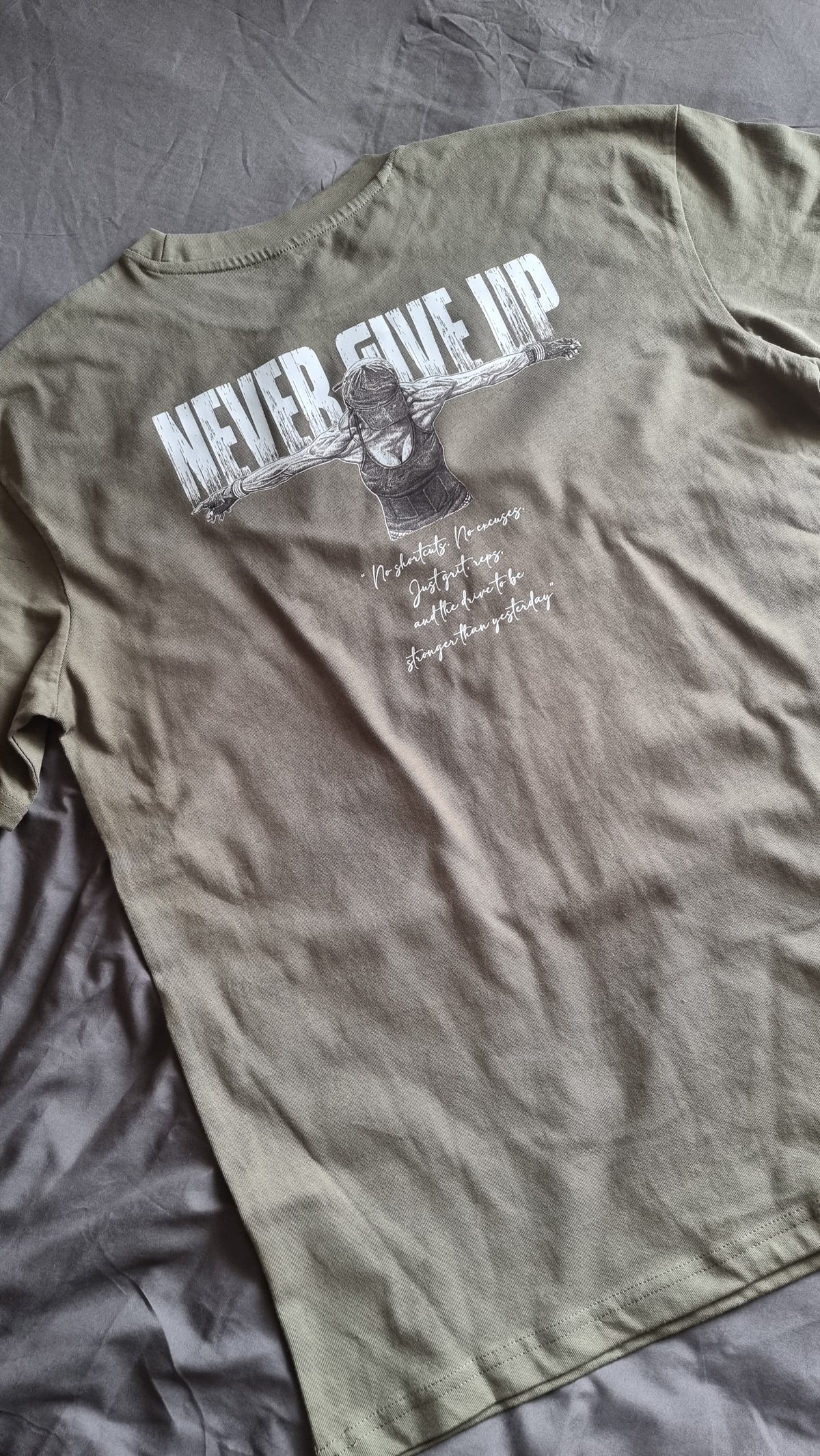 SOPRO OVERSIZE OLIVE T-SHIRT Never Give Up