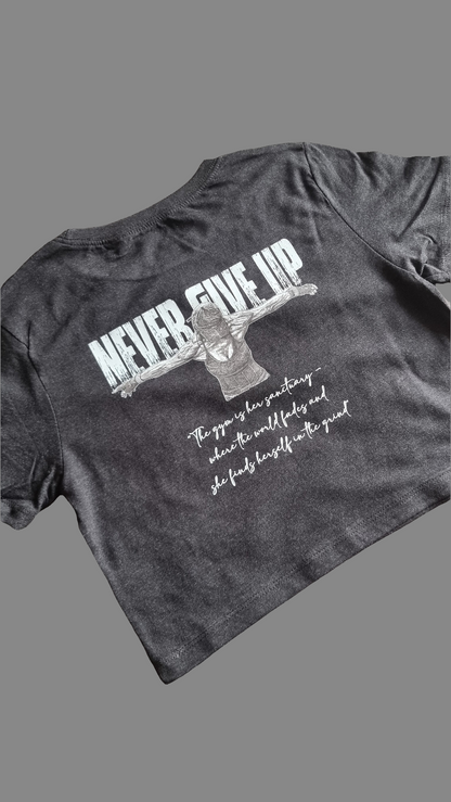 SOPRO CROP T-SHIRT ONYX Never Give Up