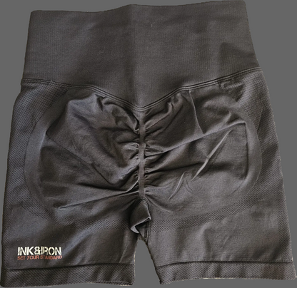 SET YOUR STANDARD SCRUNCH PERFORMANCE SHORTS