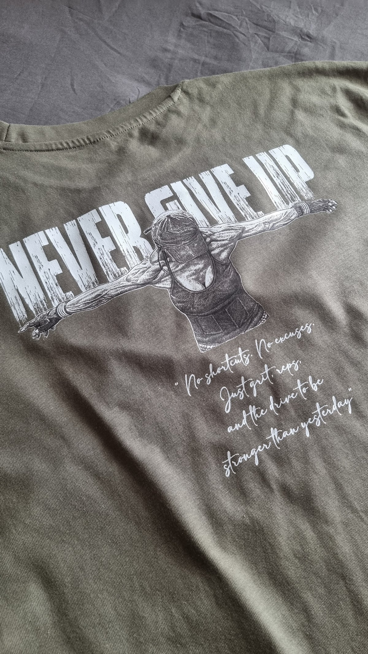 SOPRO OVERSIZE OLIVE T-SHIRT Never Give Up